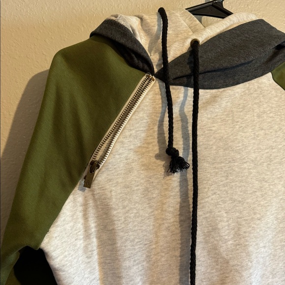 & NWT Hoodie - Picture 4 of 4
